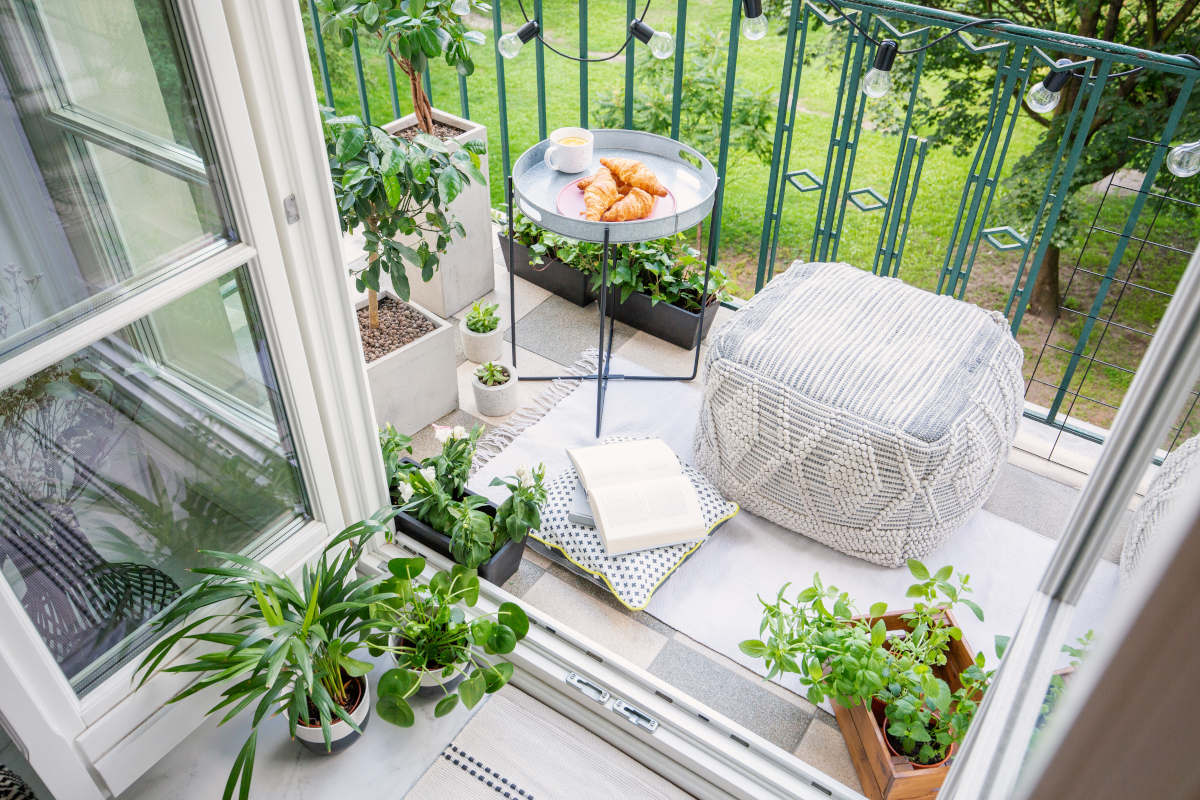 kleiner balkon mit pflanzen und sessel